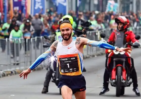 Carlos Díaz se corona campeón del Maratón de Santiago 2025