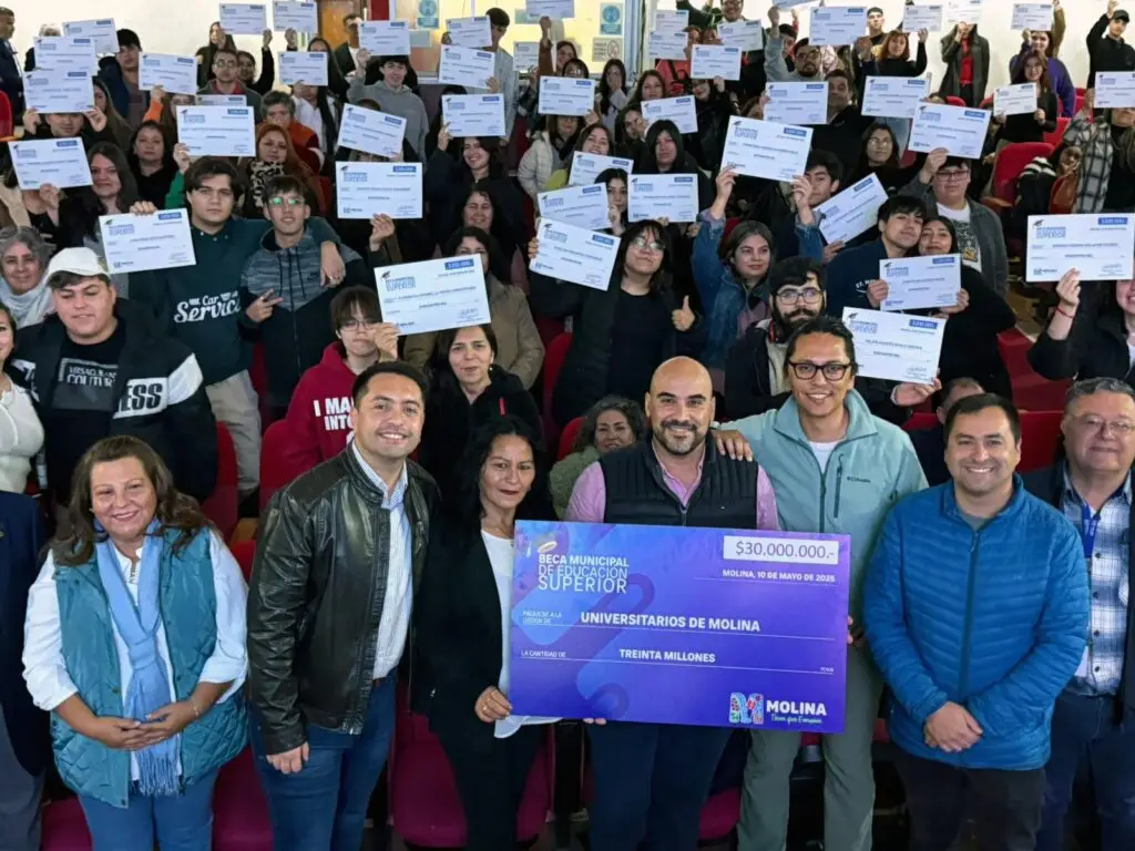 Entregan Beca Municipal a 150 estudiantes de Molina