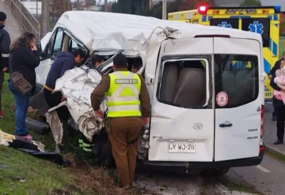 Colisión entre bus interprovincial y furgón de Teletón deja al menos seis heridos en Ruta 5 Sur
