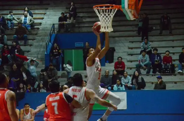 Liceo se impone a Constitución en emocionante partido de baloncesto