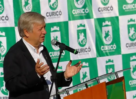 Alcalde de Curicó expone a nivel nacional incertidumbre por destino de $800 millones destinados a reparación de escuelas