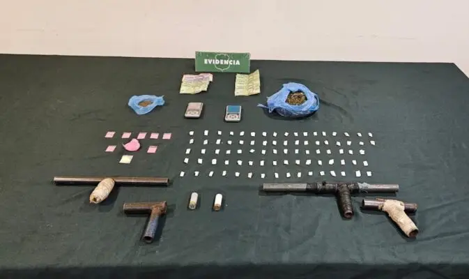 Operativo en Linares desmantela red de narcotráfico: droga y armas incautadas, dos detenidos a prisión