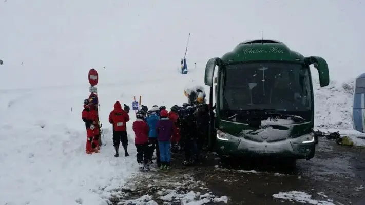 Habían -12°C: Carabineros rescata a pasajeros en la cordillera de San Clemente tras panne de bus
