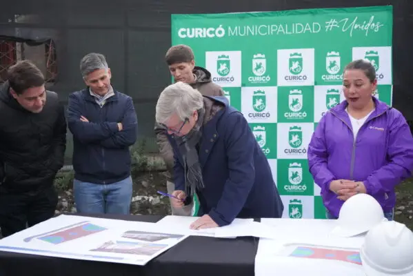 Entregan terreno para proyecto de multicancha en población Santa Lucía de Curicó