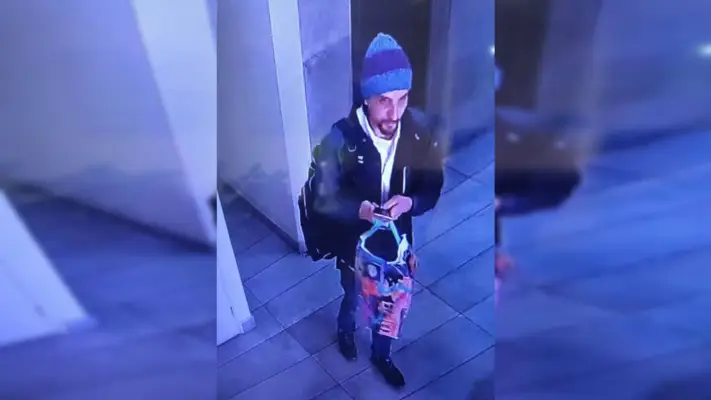 Cámaras de seguridad captan robo de encomienda en céntrico edificio de Curicó