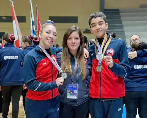 Gimnastas curicanos brillan en Sudamericano de Uruguay con doble medalla de plata