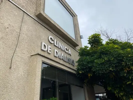 Clínica privada y Hospital de Curicó desmienten conflicto de interés en caso de pacientes dializados