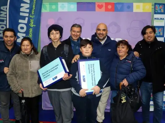 Junaeb entregó más de 400 computadores a estudiantes de Molina