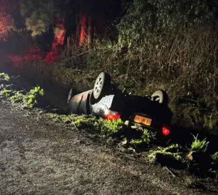 Conductora resulta gravemente herida tras caer a un canal en El Cisne