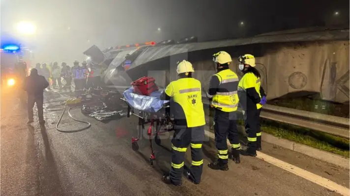 Camión con 20 toneladas de azúcar se vuelca en Ruta 5 Sur: conductor rescatado tras más de una hora atrapado