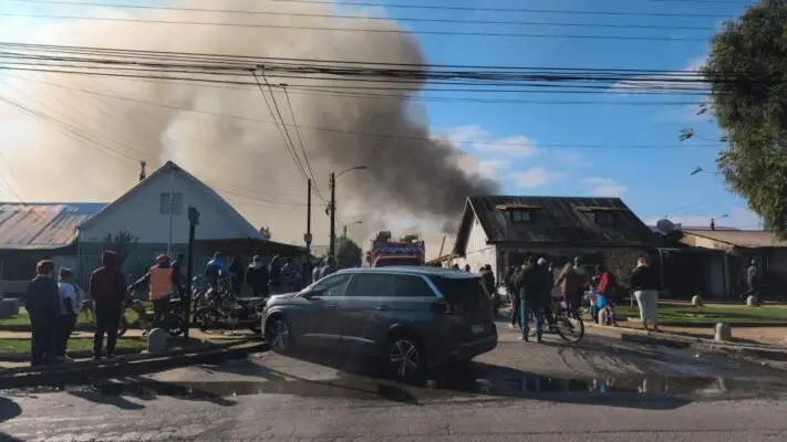 Voraz incendio deja a tres adultos mayores damnificados en población Aguas Negras de Curicó