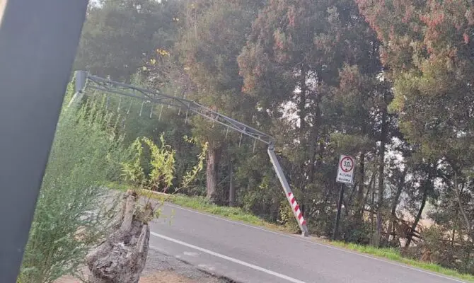 ¡Increíble! camión destruye nuevo pórtico de seguridad en Itahue a menos de 24 horas de su instalación