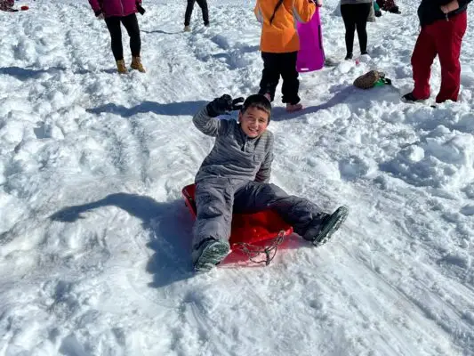 Vecinos de Licantén disfrutan de la nieve gracias a programa Turismo en Vacaciones