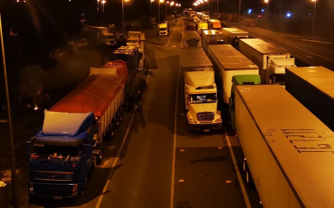 Camioneros insisten en paro en Macrozona Sur pese a acuerdo del Gobierno con contratistas forestales
